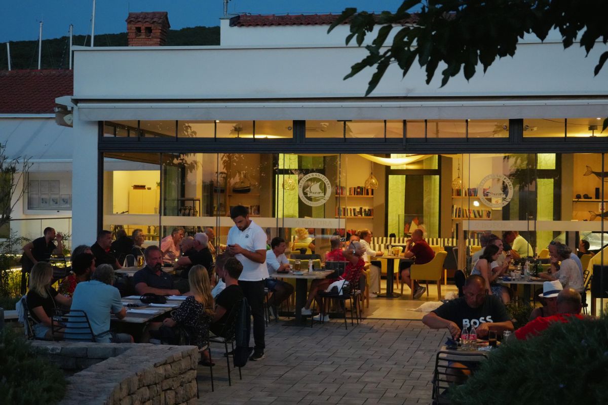Pizzeria 9 Bofora is back for the summer season!